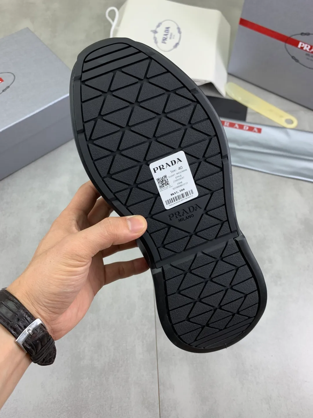 Men's men's shoes 💰P640💰 [New style] popular models are on the official website, 🆘 The trendy brand (Prada) mainly promotes popular models, avant-garde and versatile fashionable men's shoes private version mold opening, cowhide surface splicing 1:1.. Fashionable and simple, original imported cowhide lining cowhide feet; the atmosphere and personality are more fashionable, eye-catching and pursuing class. It will subvert old ideas and be a must-have for fashionistas with you! Must keep it! Tall and comfortable, large and low, high-end quality workmanship. Size: 38-45 Black and white available.